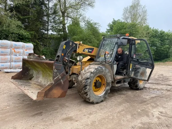 Caterpillar-TH407C-teleskoplaesser-telehandler-Norvege_3209_1256979772160-1.webp